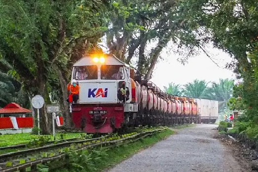 Kereta Api di Trowongan Trembesi di Sekitar PT. Sinar Mas Padang Halaban
